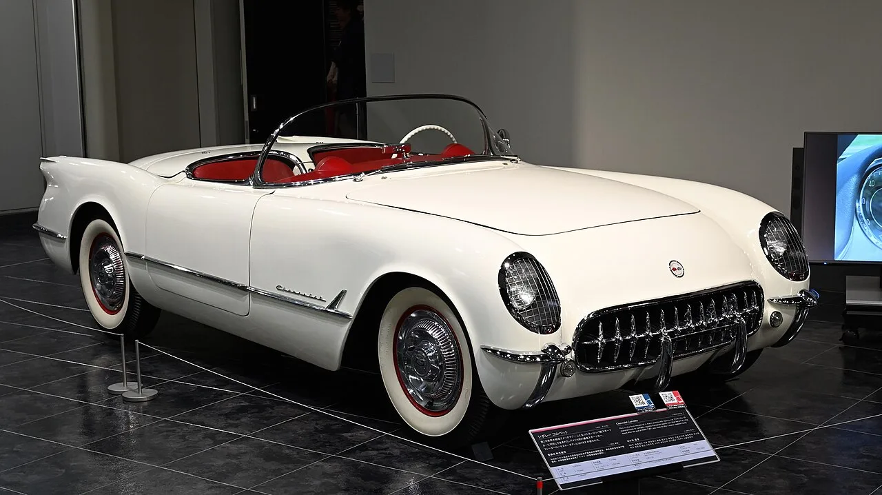Chevrolet Corvette 1953 in Polo White met rood interieur, driekwart vooraanzicht, klassiek chroom bumper