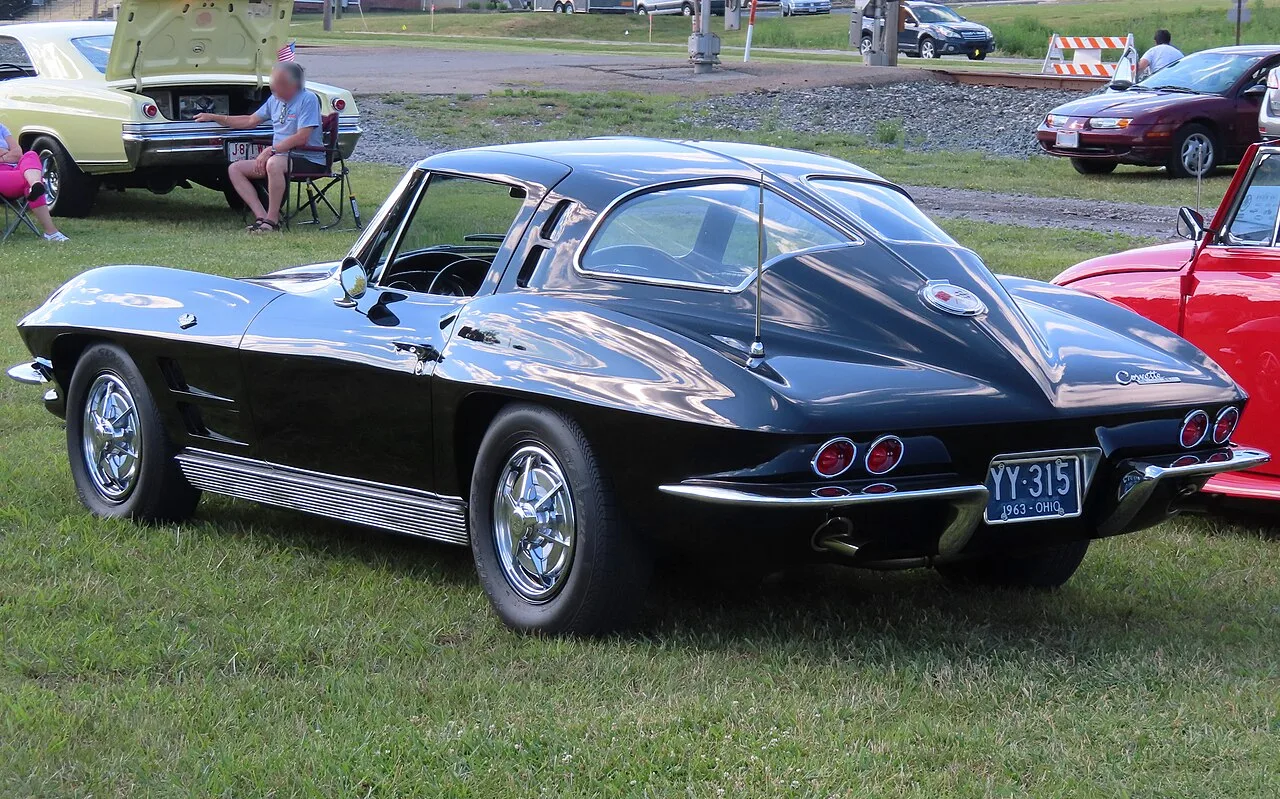 Achterzijde van een 1963 Chevrolet Corvette Sting Ray coupé met het kenmerkende gespleten achterraam en centrale middenrib