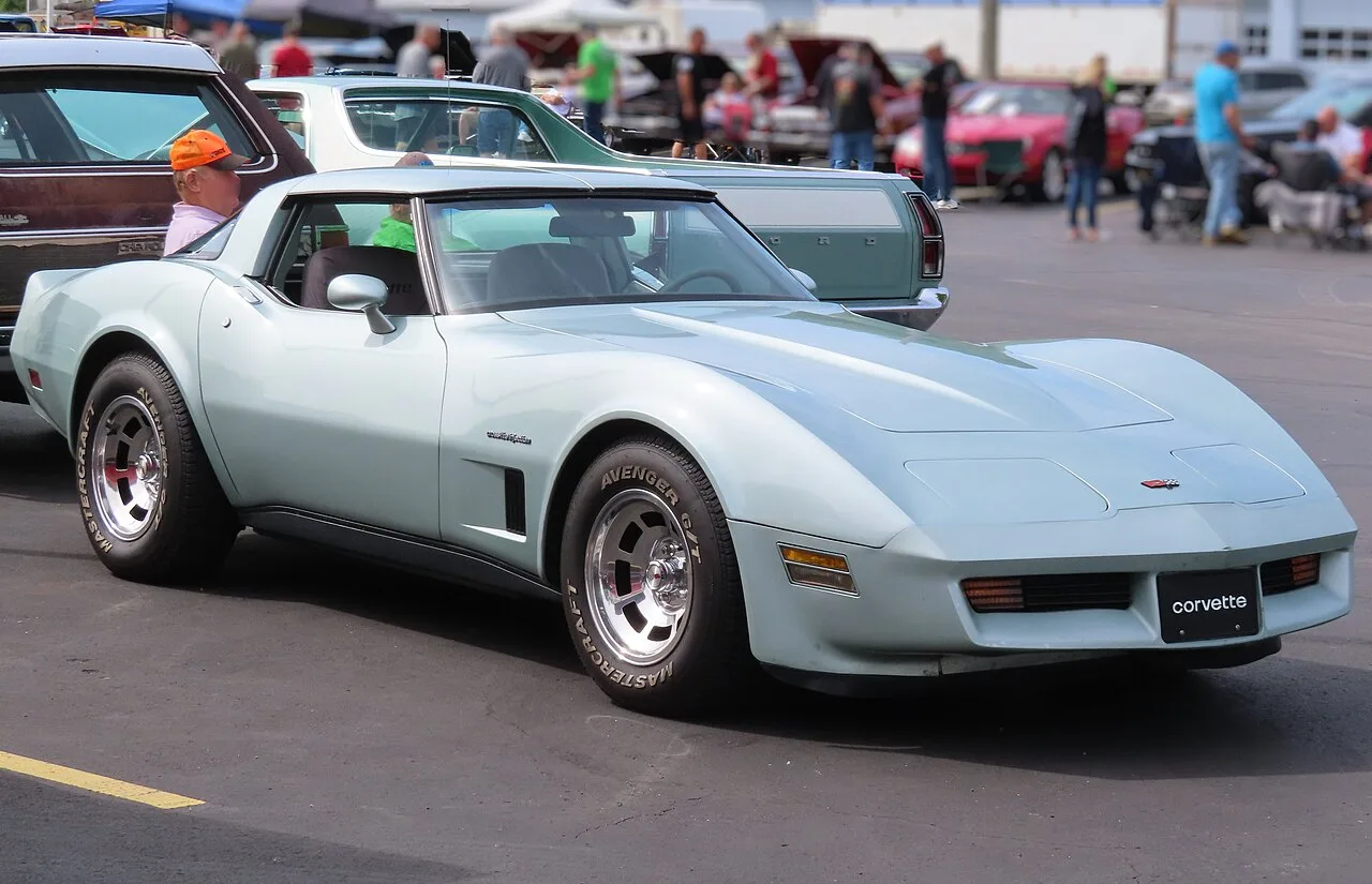 Een lichtgrijze Chevrolet Corvette C3 uit de laatste jaren, begin jaren tachtig