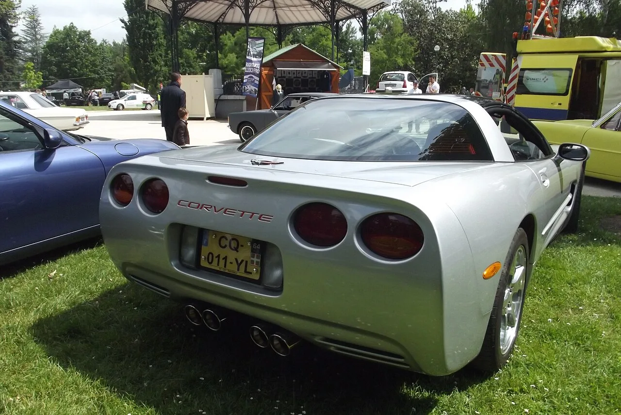 Chevrolet Corvette C5 1997 rood hatchback coupé zijaanzicht op circuit