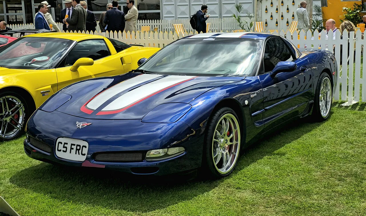 Corvette C5 Z06 2002 quicksilver grijs coupé op circuit met brede banden