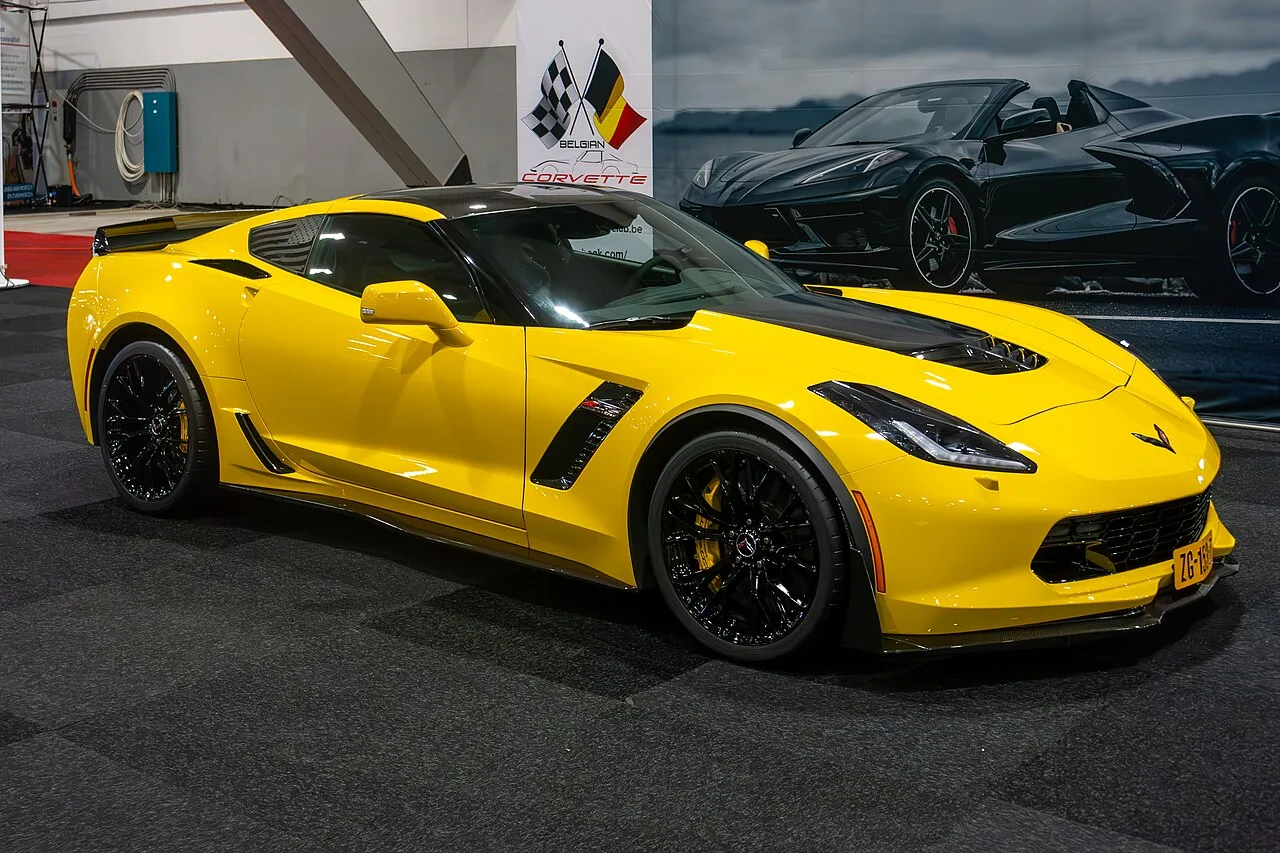 Chevrolet Corvette C7 Z06 in carbon flash grijs, brede carrosserie met grote luchtinlaten vooraanzicht