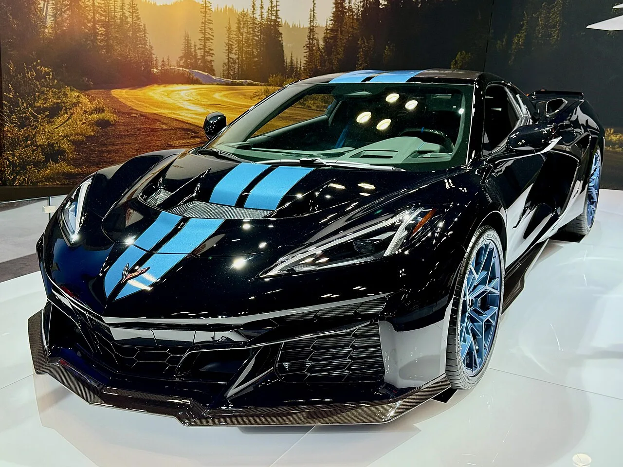 Corvette C8 ZR1 2025 in wit met grote achtervleugel, circuit-actieshot van achteren