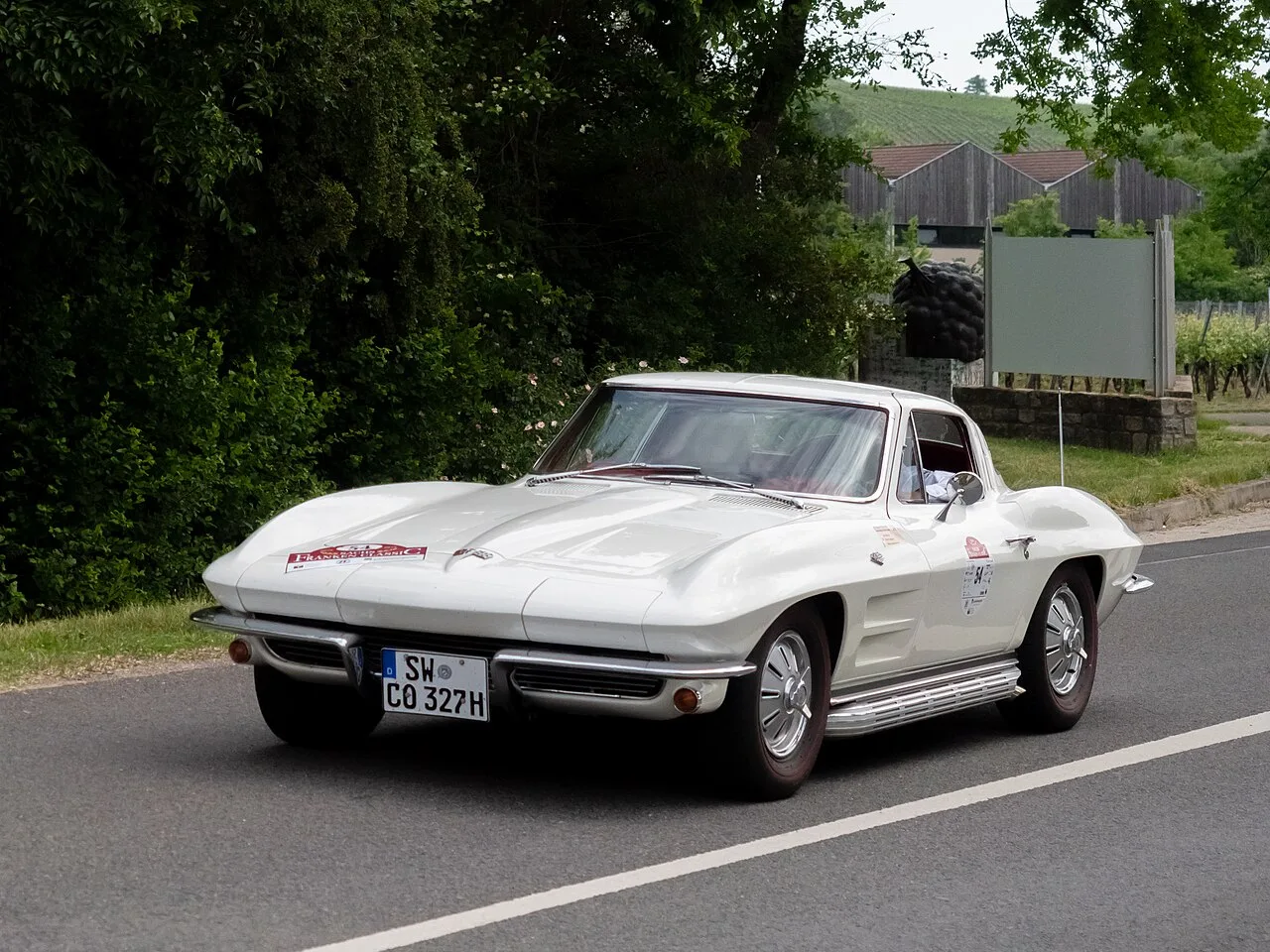 Een Chevrolet Corvette C2 Sting Ray uit 1963, het jaar van de Grand Sport-racewagens