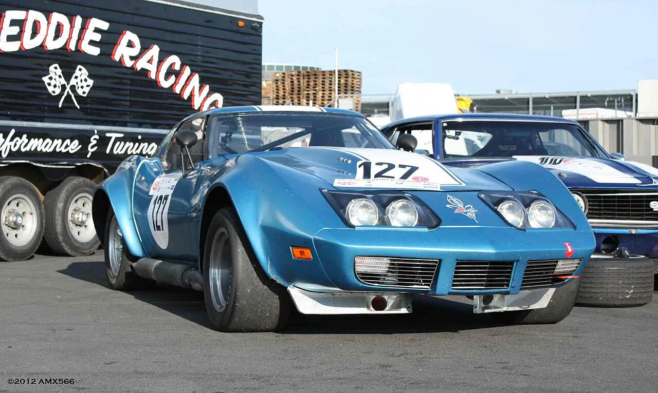 John Greenwood Corvette widebody C3 met brede spatborden en Amerikaanse vlag lakwerk op circuit