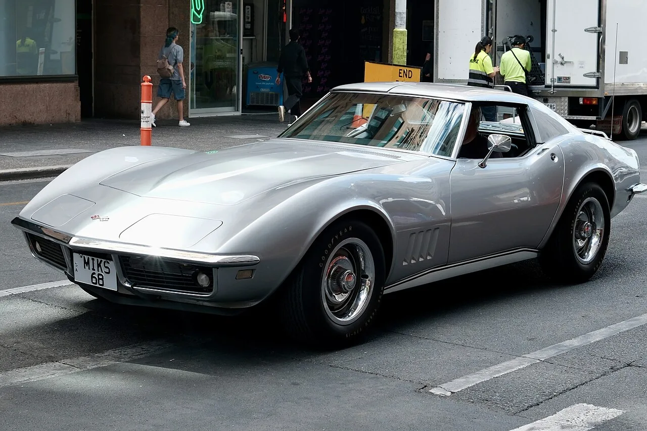 Een zilveren Chevrolet Corvette C3 uit 1968 op straat