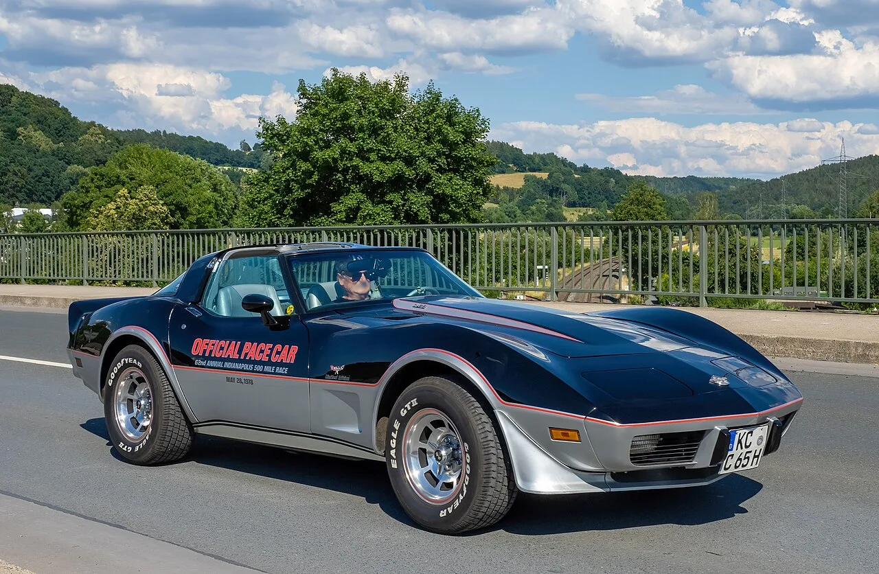 Chevrolet Corvette Pace Car in zwart en zilver op het circuit van Indianapolis Motor Speedway