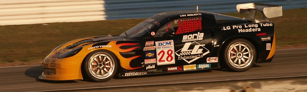Corvette Racing wagen op het ruwe betonnen circuit van Sebring International Raceway, Florida